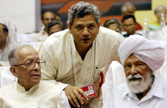 ജ്യോതി ബസു, ഹർകിഷൻ സിങ് സുർജിത്‌ എന്നിവർക്കൊപ്പം യെച്ചൂരി